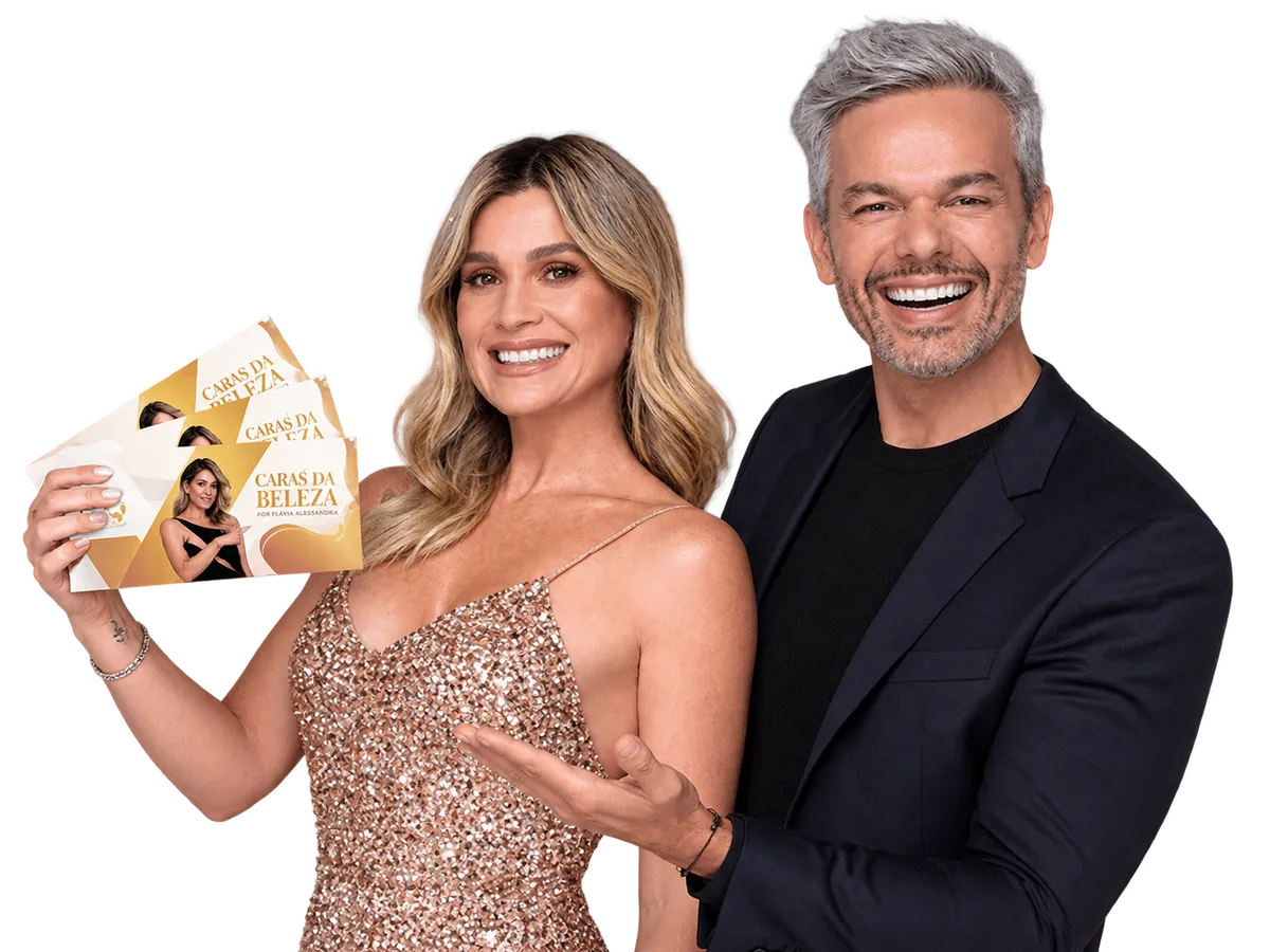 Flávia Alessandra e Otaviano Costa segurando o Carnê da Beleza da Royal Face