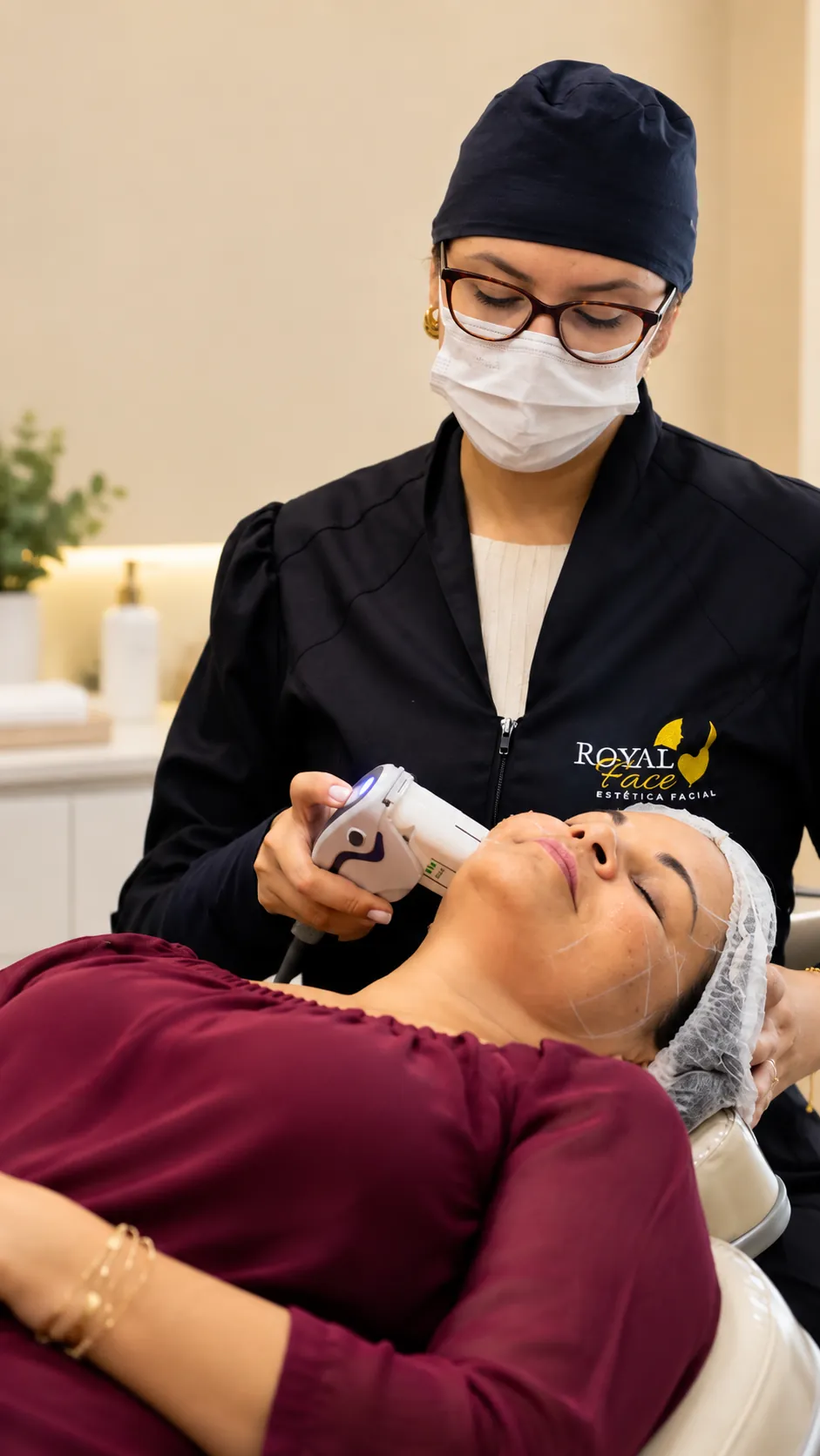 Especialista da Royal Face realizando procedimento estético facial na unidade Vitória da Conquista