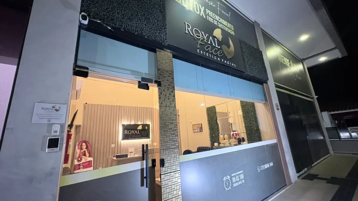 Fachada e entrada da clínica Royal Face Estética Facial em Vitória da Conquista